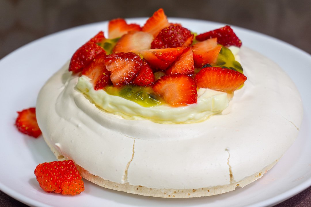 Pavlova com Chantilly e Frutas