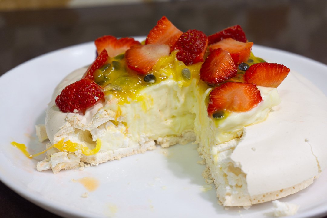 Pavlova com Chantilly e Frutas