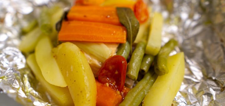 salmão com legumes no papilotte
