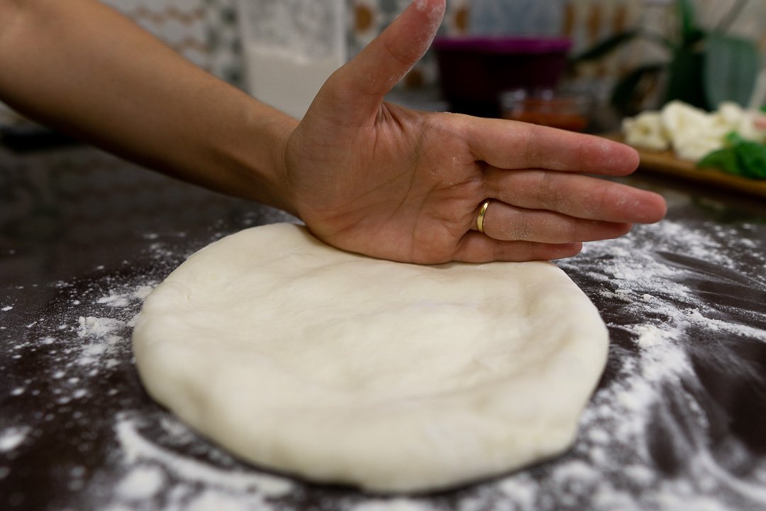 Abrindo a massa da pizza