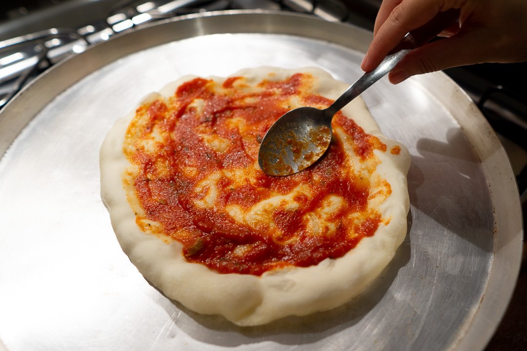 Aplicando o molho na pizza