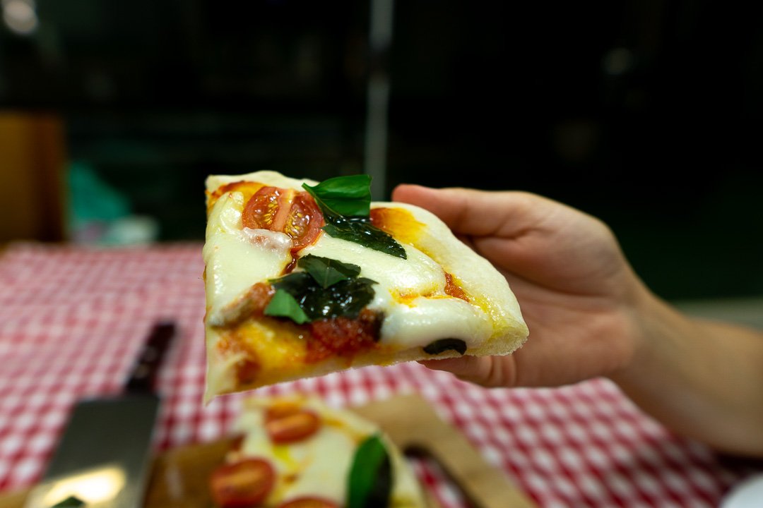 Pedaço de pizza marguerita