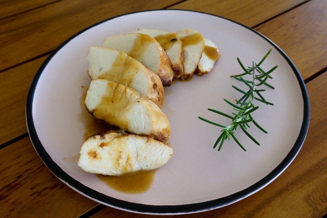 Peito de frango com laranja e alecrim