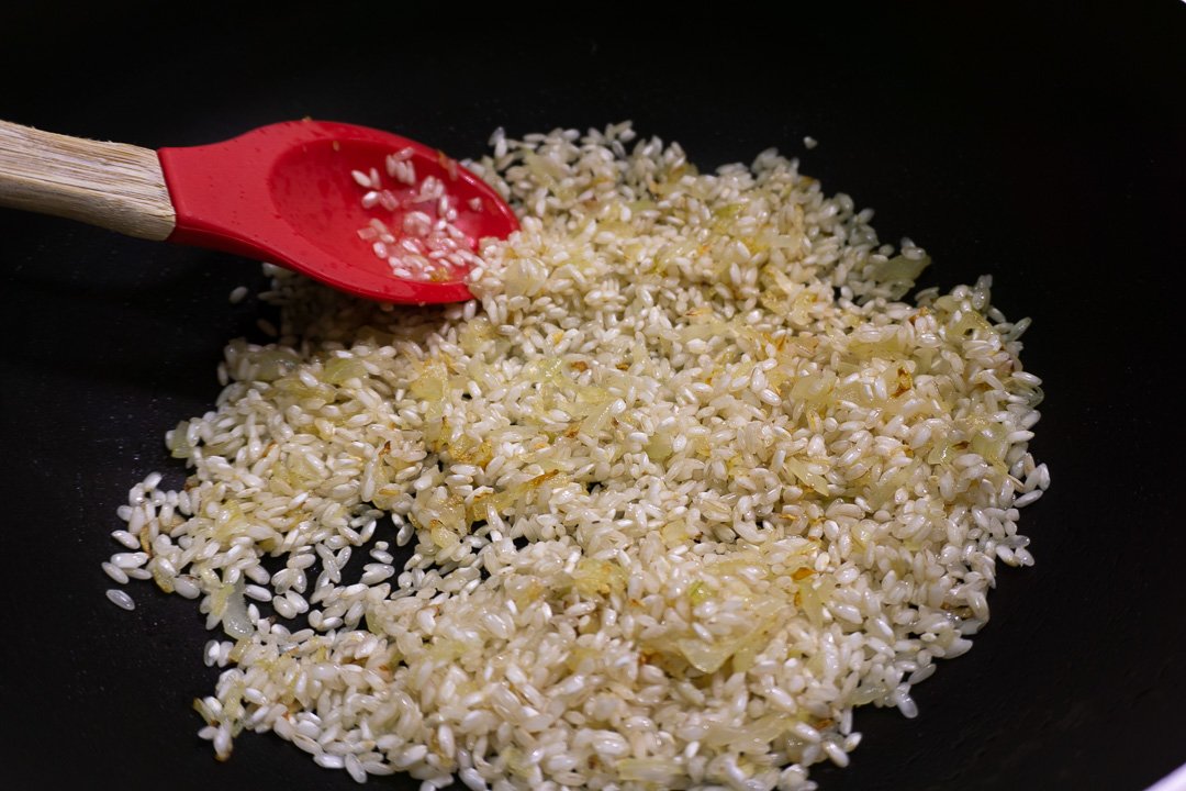 Refogando o arroz
