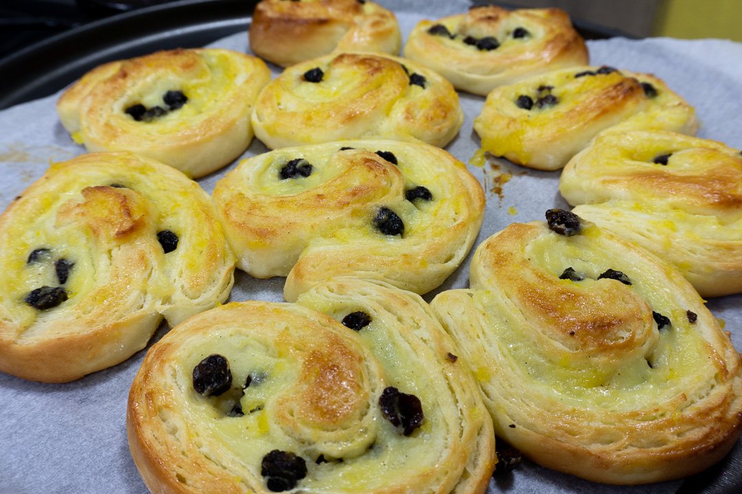 Pains aux raisins assados