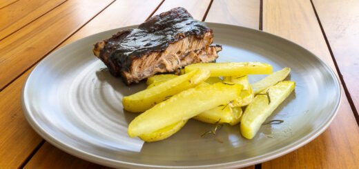 Costelinha de porco ao molho barbecue