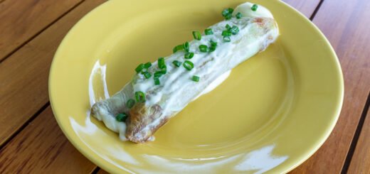 Panqueca de espinafre com frango e molho bechamel
