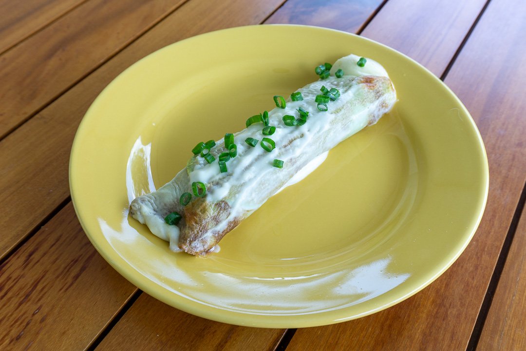Panqueca de espinafre com frango e molho bechamel