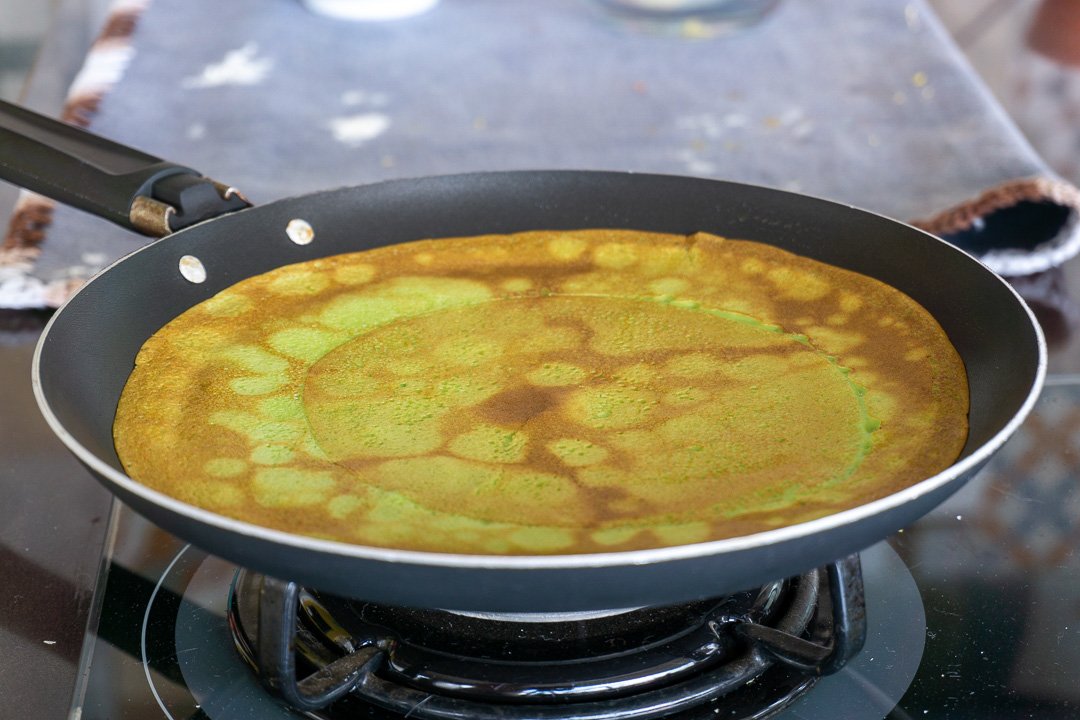 Panqueca virada na frigideira