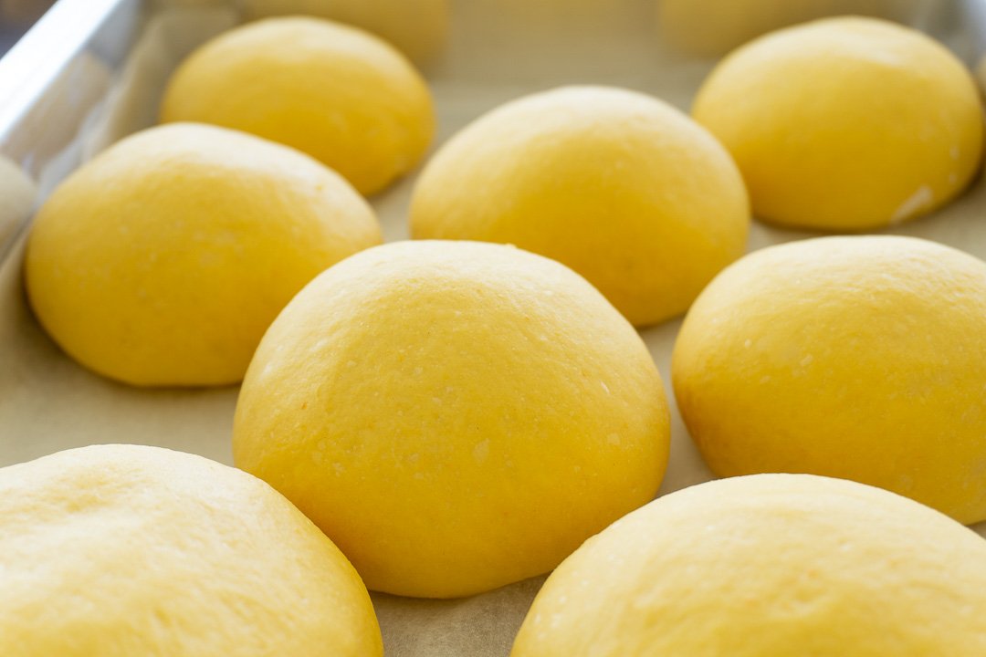 Pães modelados depois de crescer