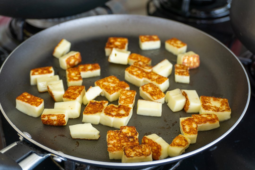 Dourando o queijo coalho