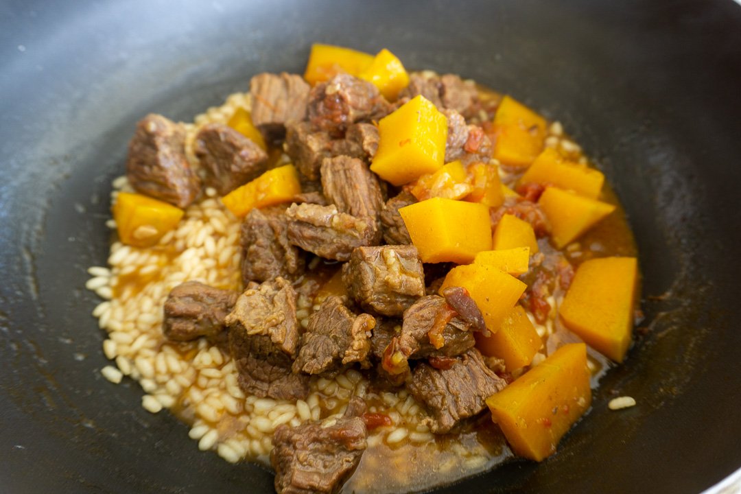 Juntando a carne e o arroz