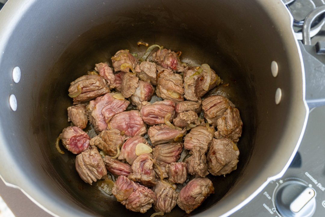 Dourando a carne