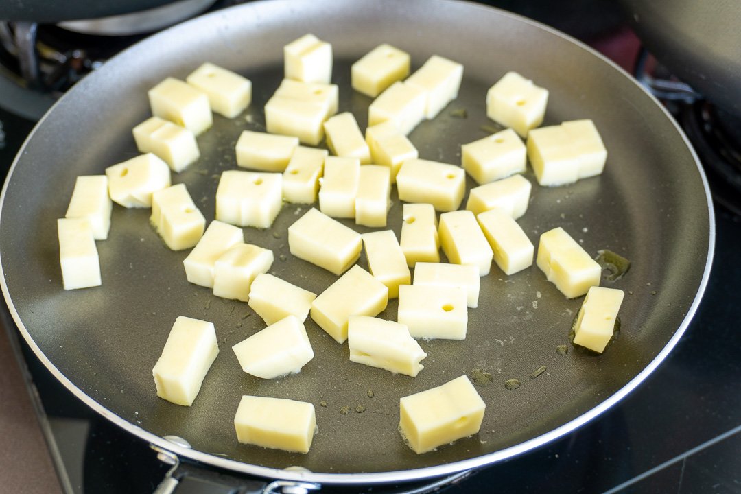 Dourando o queijo coalho