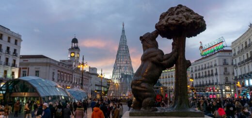 Estatua del Oso Y El Madroño