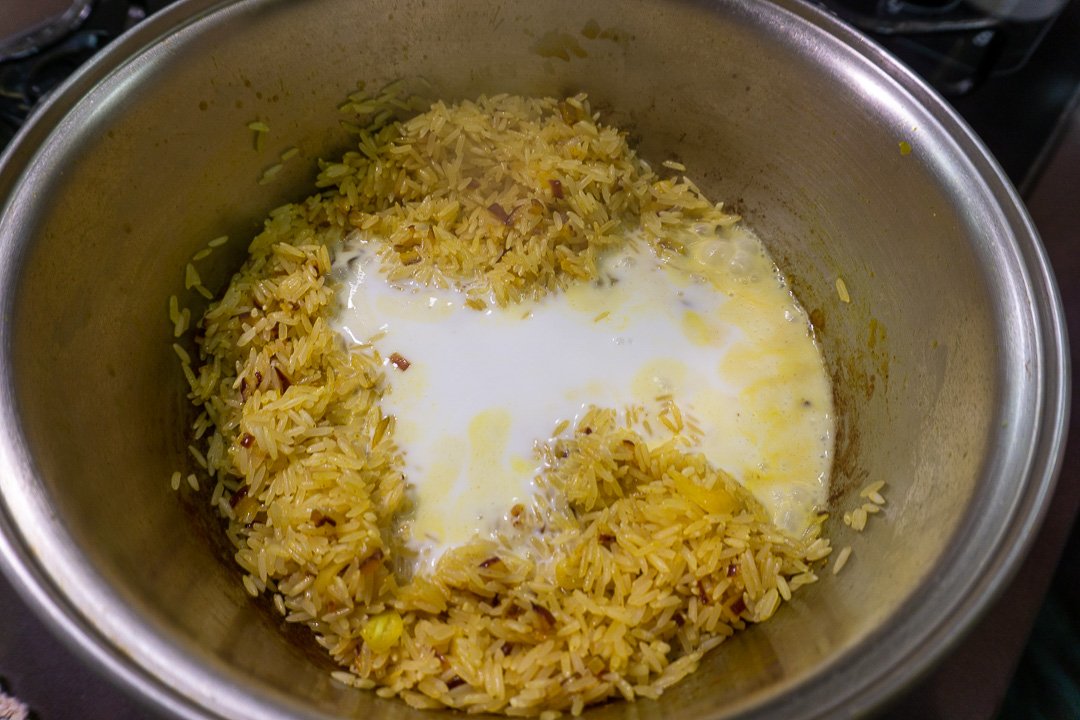 Acrescentando o leite de coco ao arroz