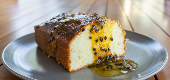 Bolo de iogurte com calda de maracujá