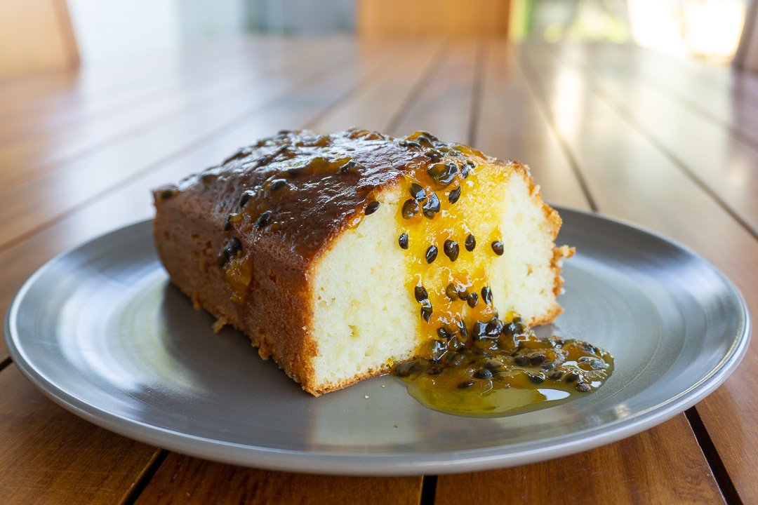 Bolo de iogurte com calda de maracujá