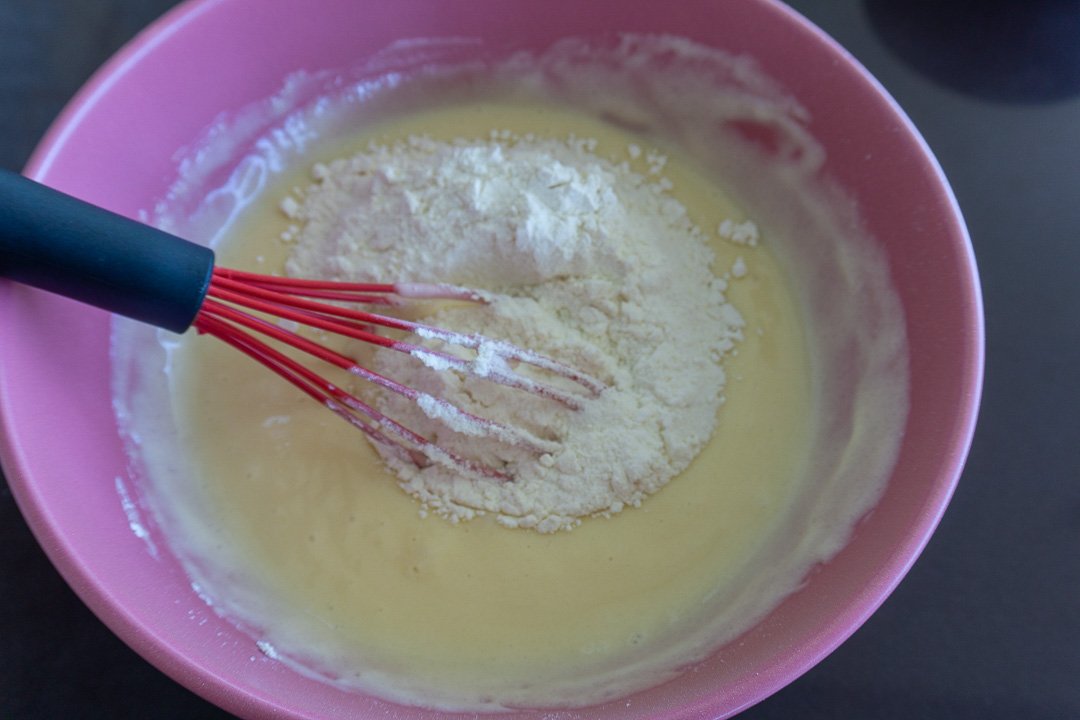 Acrescentando os ingredientes secos