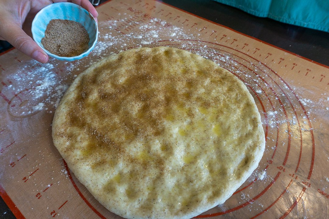 Polvilhando açúcar e canela