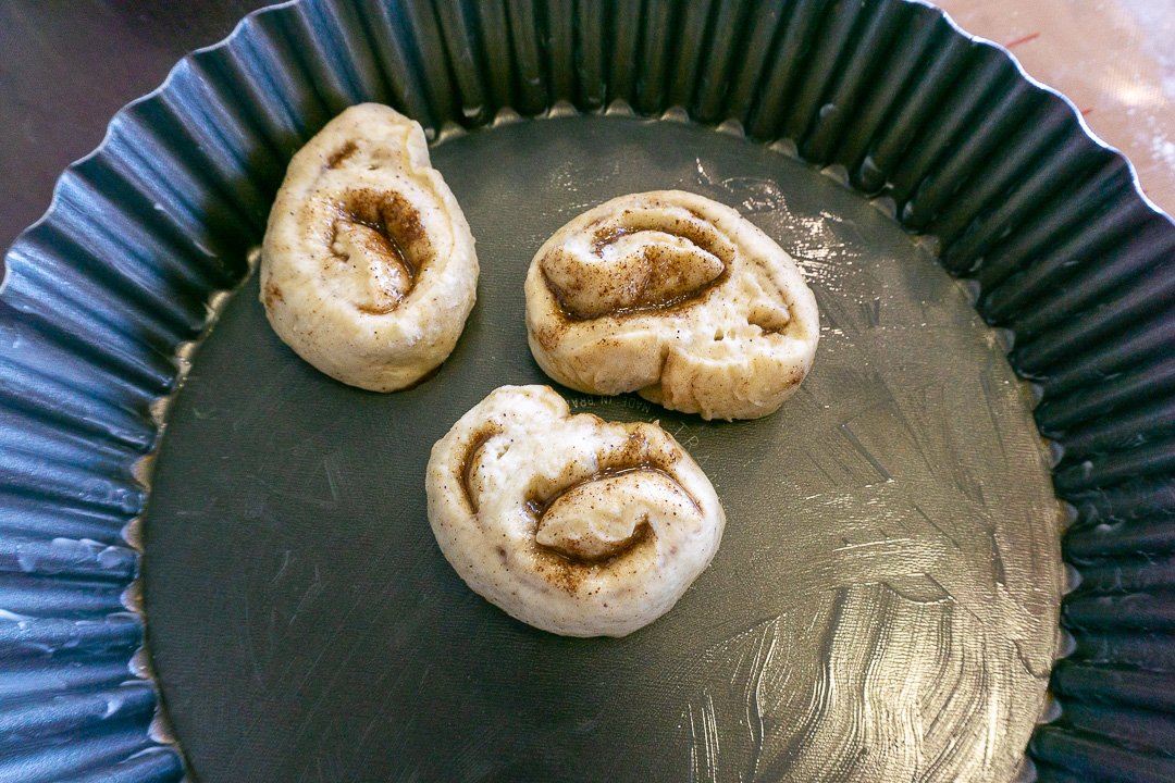 Montando os cinnamon rolls na assadeira