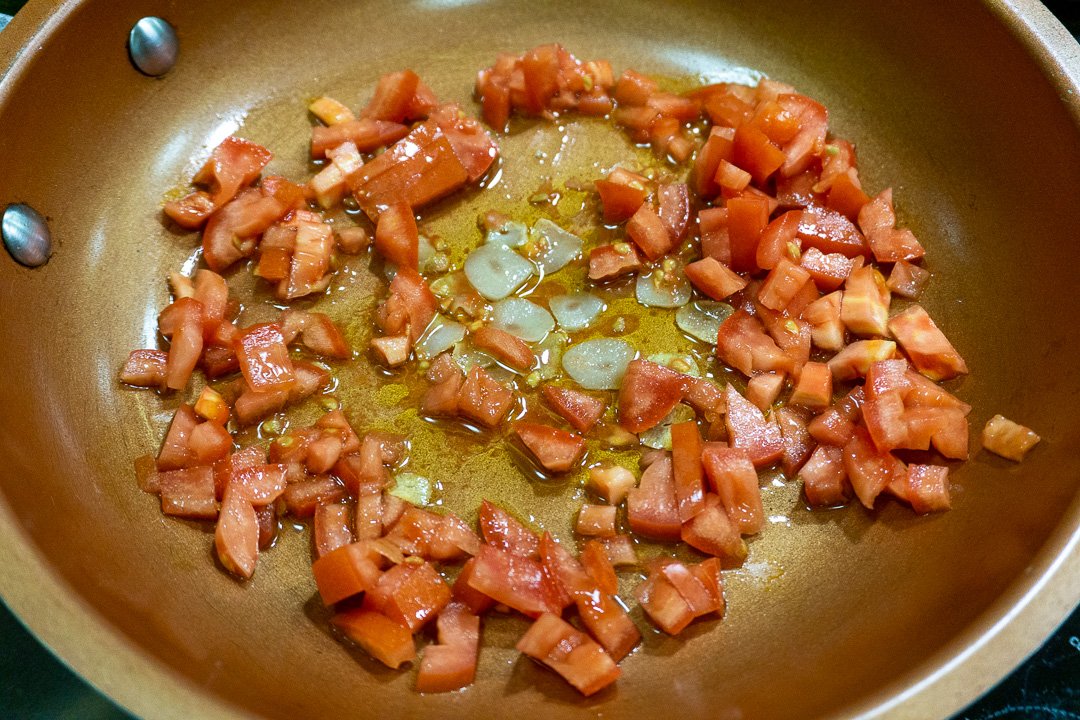 refogando os tomates