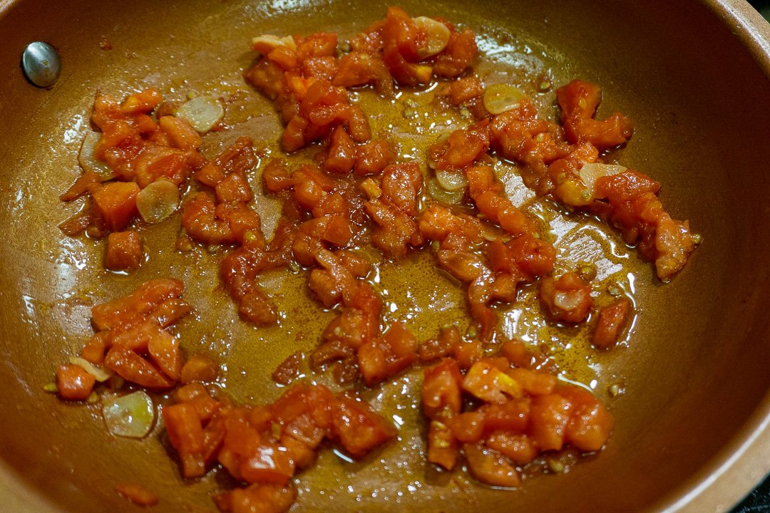 refogando os tomates
