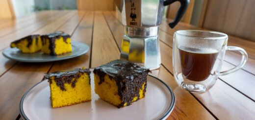 Bolo de cenoura com cobertura de chocolate