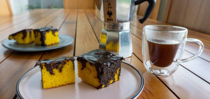 Bolo de cenoura com cobertura de chocolate