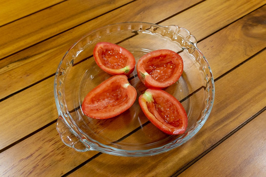 Tomates cortados ao meio sem a polpa