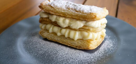 Mil folhas com creme de confeiteiro e chantili