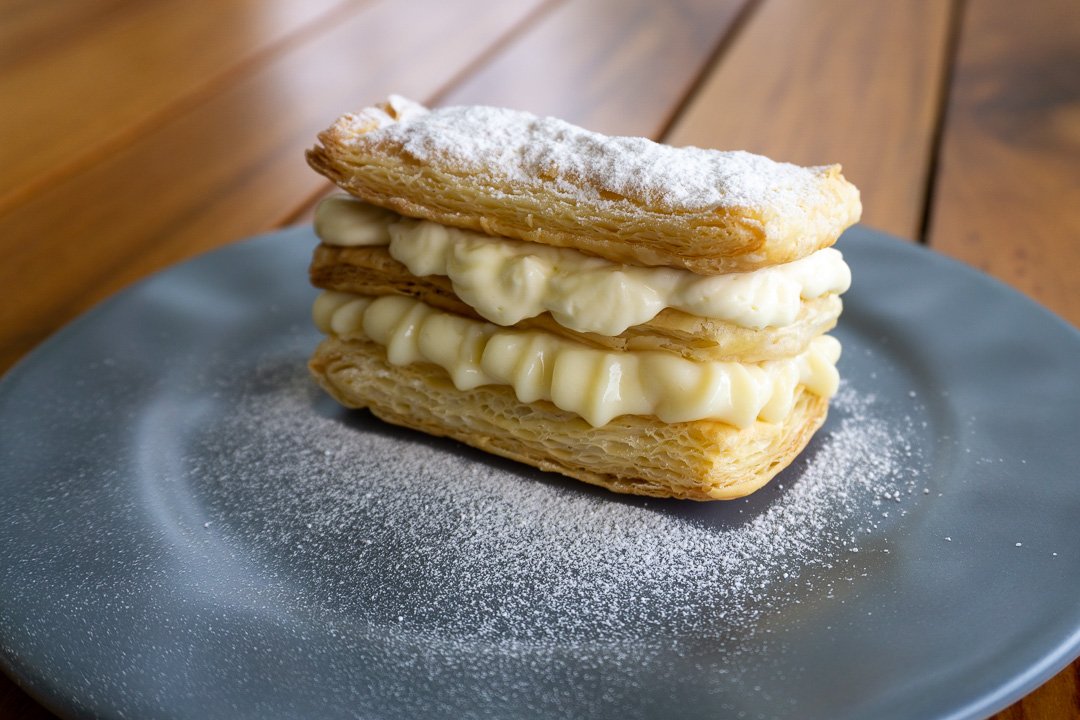 Mil folhas com creme de confeiteiro e chantili