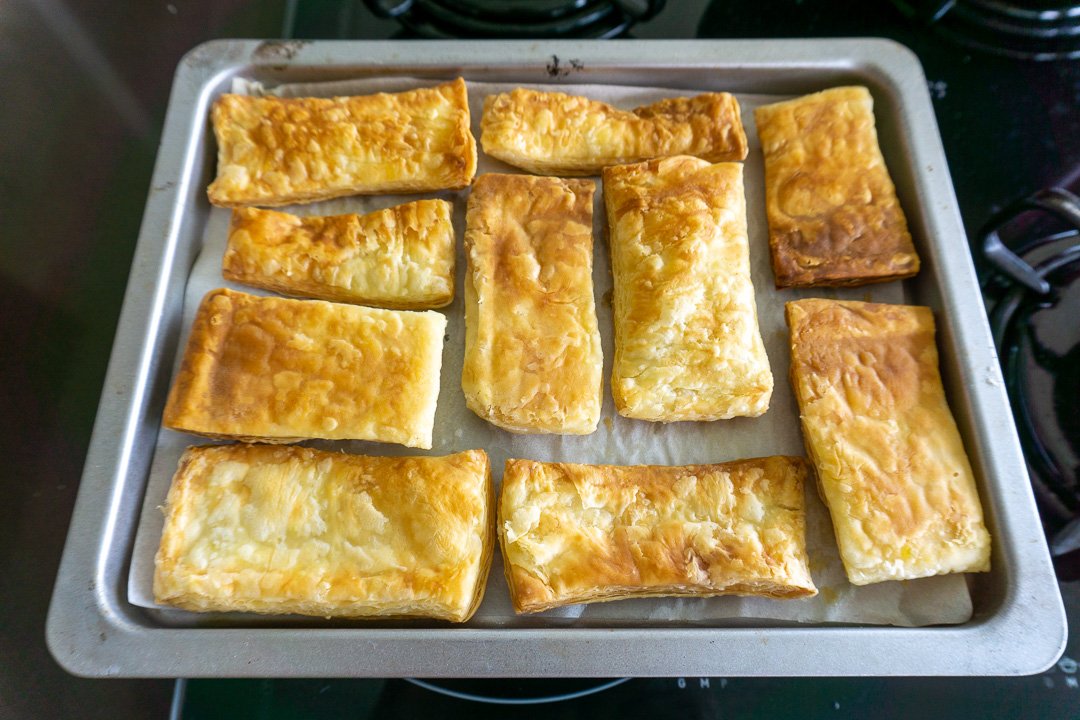 Retângulos de massa assados