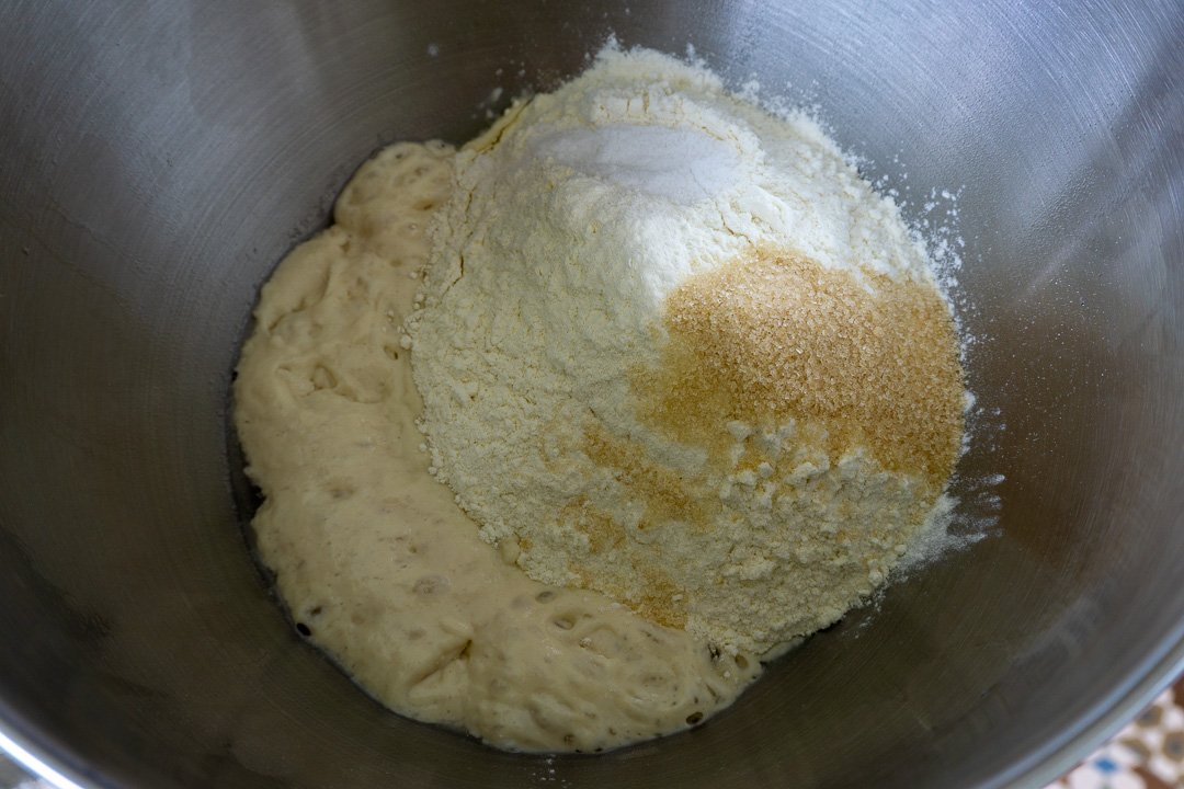 Misturando os ingredientes do bagel