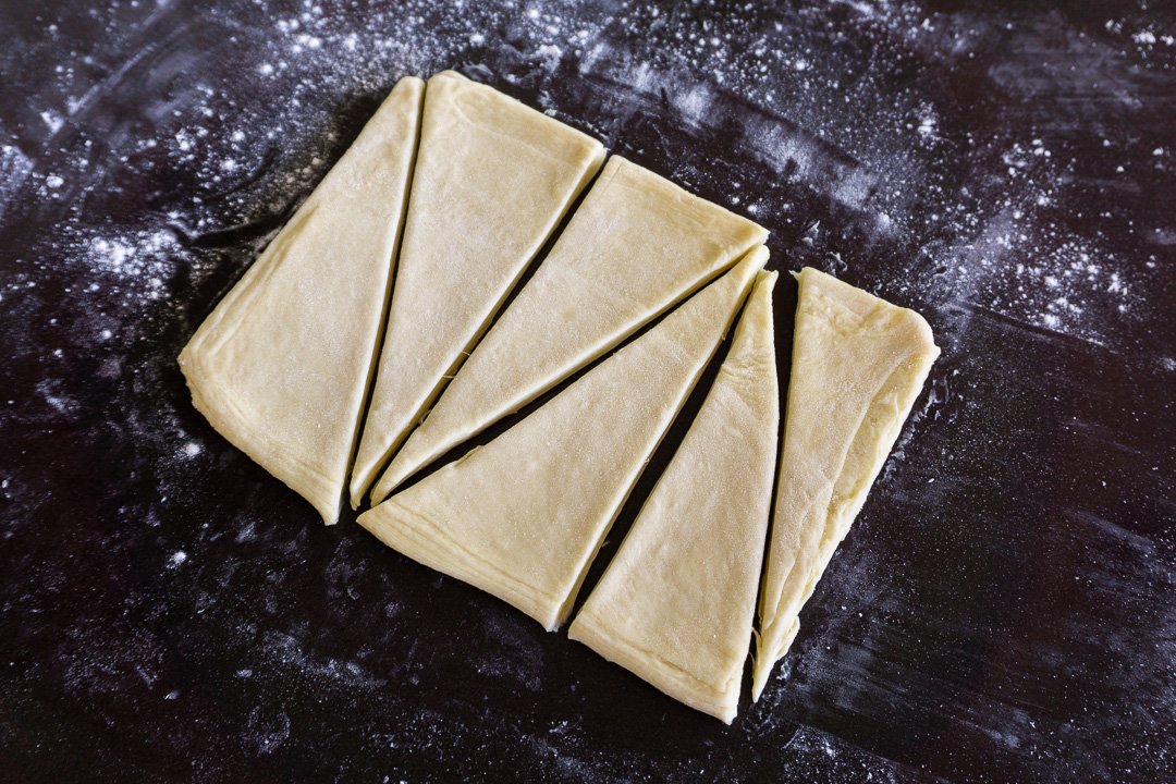 Cortando os triângulos para modelar o croissant