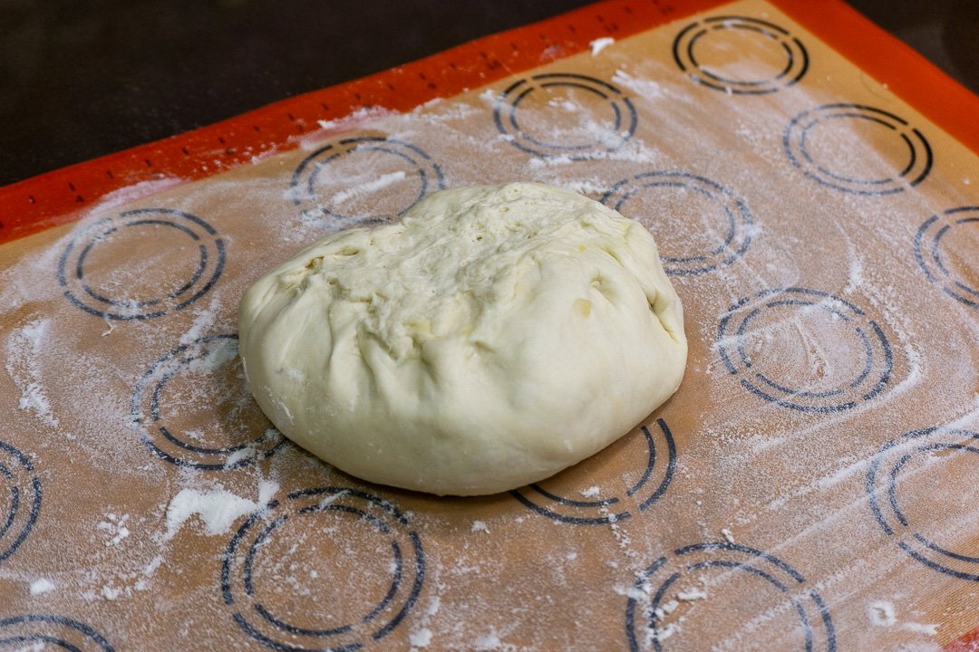 Abrindo a massa do pão recheado