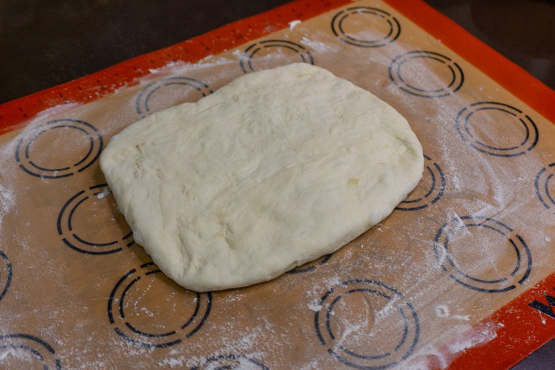 Abrindo a massa do pão recheado