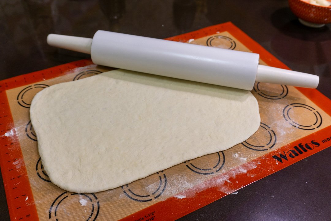 Abrindo a massa do pão recheado