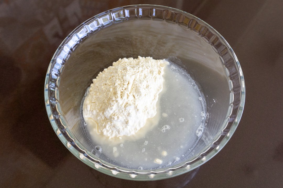 Misturando a farinha e a água