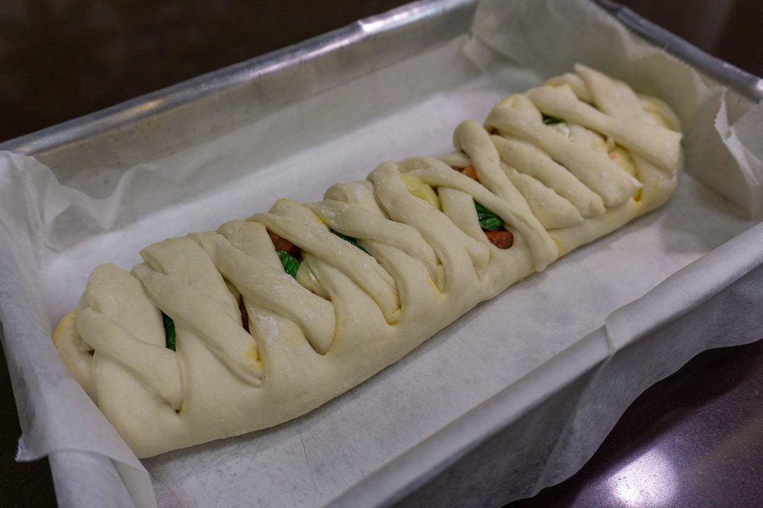 Fechando o pão branco recheado