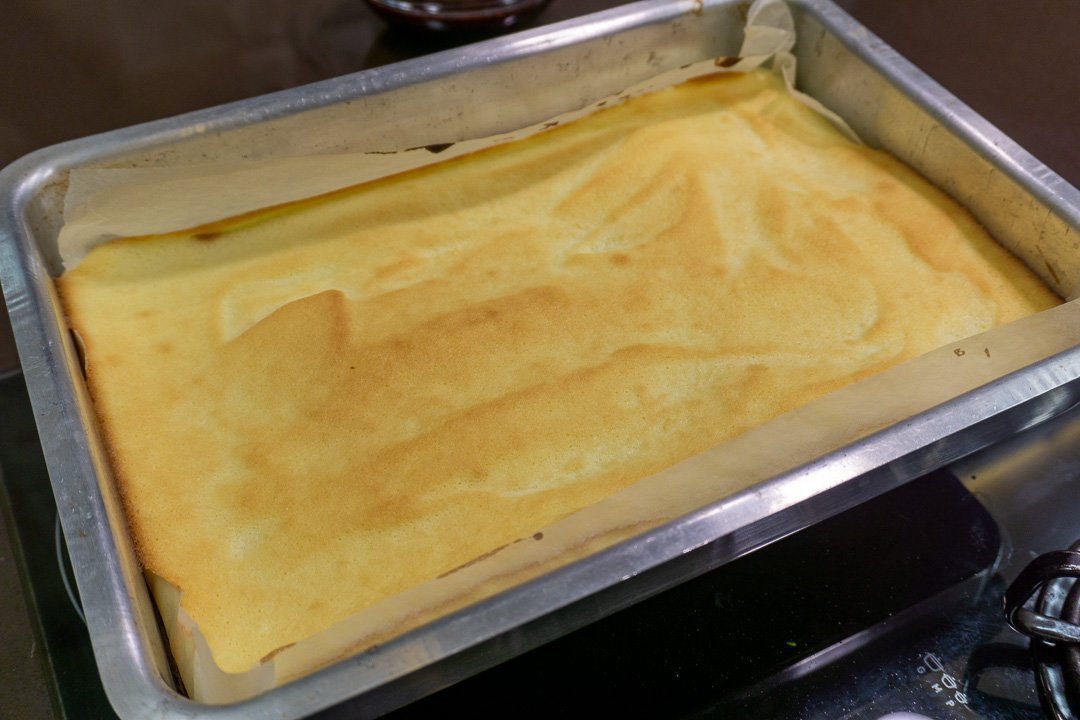 Massa do rocambole saindo do forno