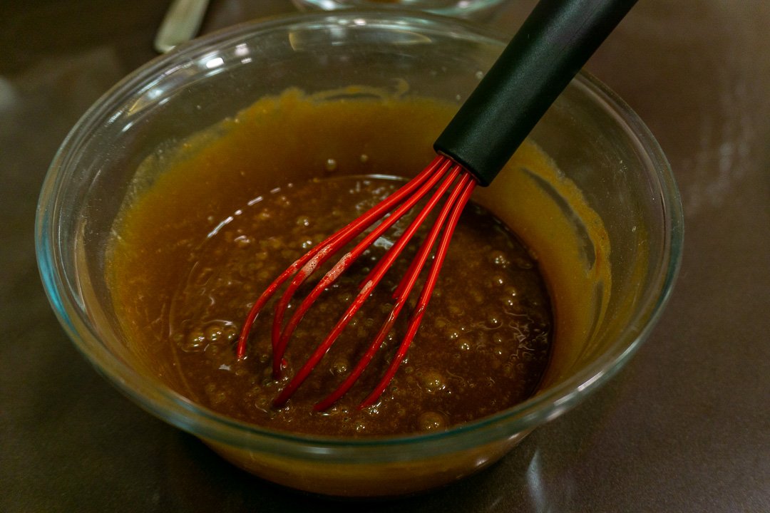 Batendo a massa do petit gateau