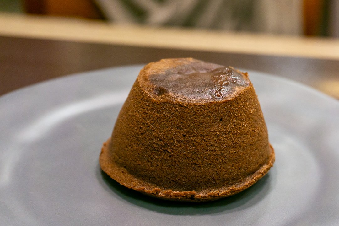 Petit gateau saindo dol forno