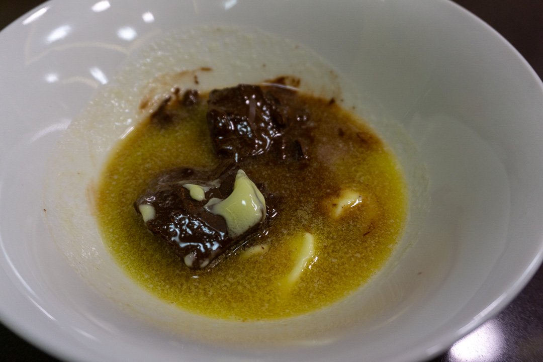Derretendo o choclolate e a manteiga